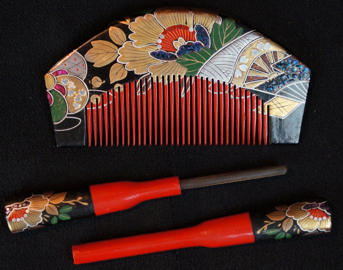 Antique Japanese hair pin and comb Geisha lacquered wood decoration