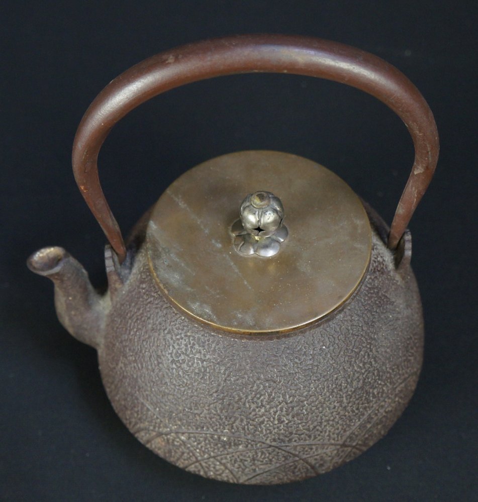 https://www.japanese-vintage.org/images/cast-iron-kettle-1950/83007/1000x1000/JV008375.jpg