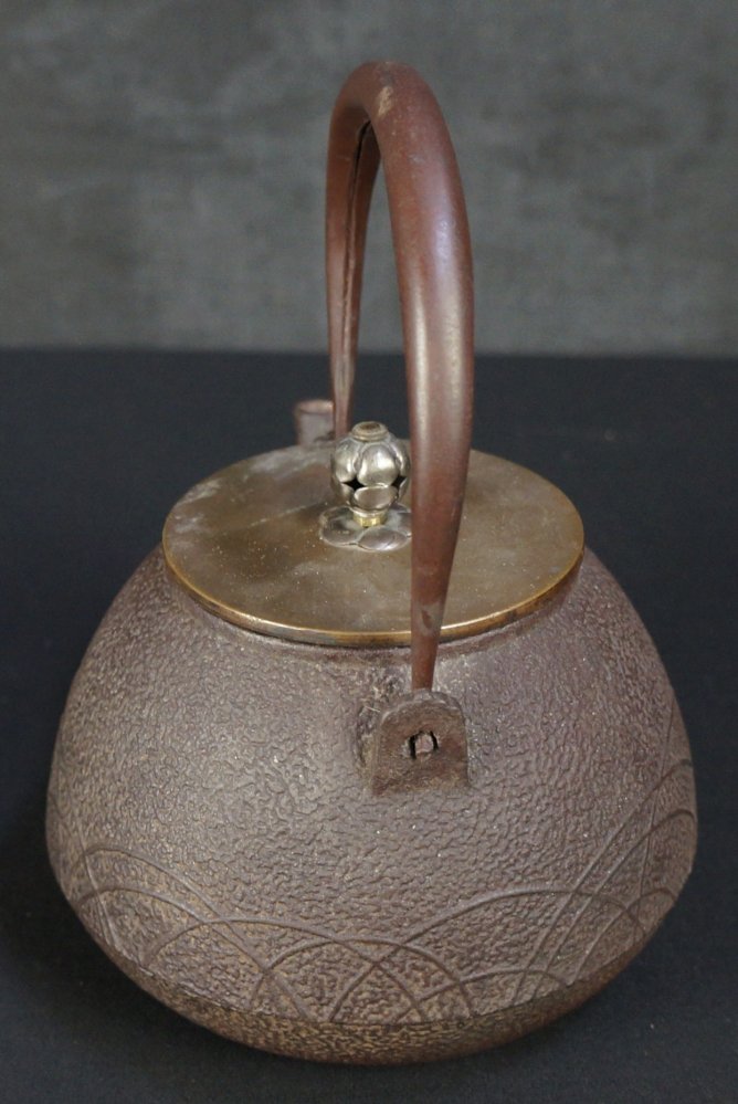 https://www.japanese-vintage.org/images/cast-iron-kettle-1950/83010/1000x1000/JV008375.jpg