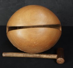 Chanting Mokugyo bell 1950