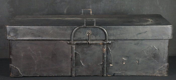 Mochidansu antique chest 1800